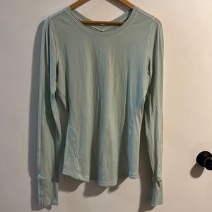 lululemon long sleeve ruched back top with finger holes & reflective detail